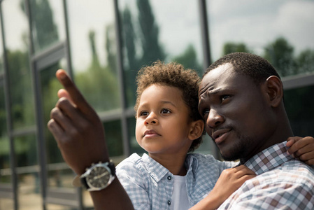 非洲裔美国父亲和儿子看着别处