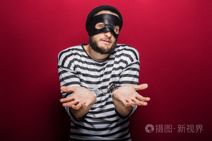 带着手铐的困惑的小偷