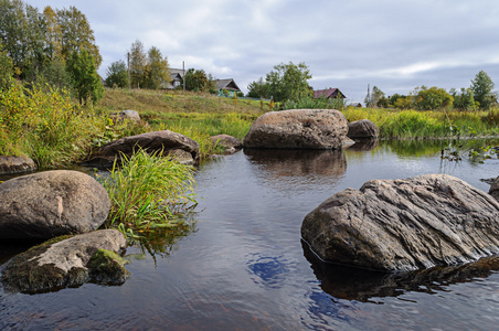 河岸边的石头图片