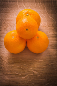 在木板上的橙色水果