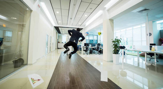 商界人士在办公室的走廊里，业务人上下班的概念，走商人跑得快，会对 .businessman 的员工离开工作分散文件