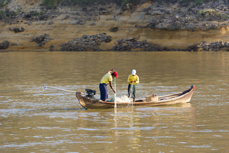 在伊洛瓦底河，曼德勒，缅甸，缅甸的两个渔民。复制文本的空间