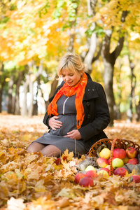 孕妇在秋天公园