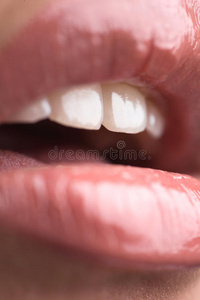 女性嘴唇。