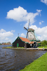 河上的荷兰风车