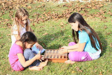 三个女孩在玩骰子