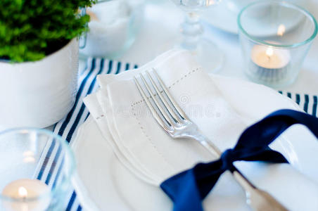 海军蓝色调的餐桌布置图片