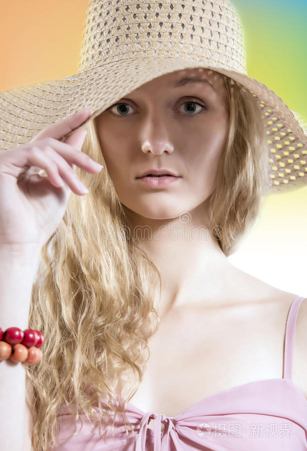 沙滩上戴草帽的夏日梦女郎