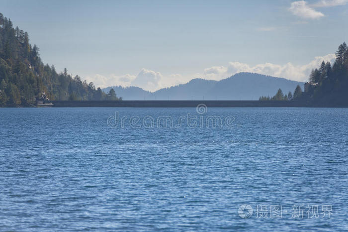 水坝湖