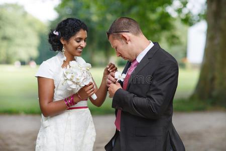 公园里美丽的印度新娘和白种人新郎
