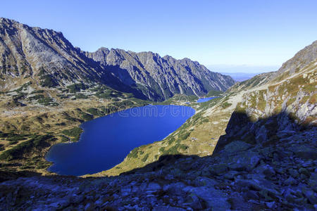 塔特拉山脉山谷中的两个湖泊图片