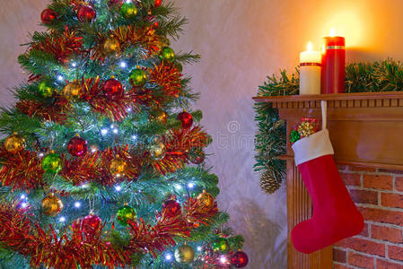 壁炉上的圣诞树和长袜