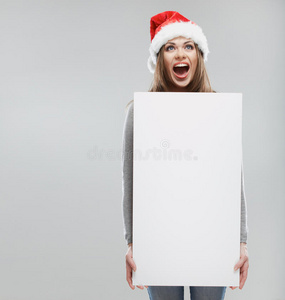 圣诞妇女拿着大白卡。圣诞帽。孤立的