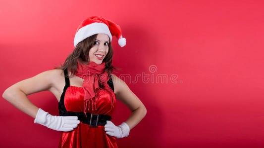 穿着圣诞老人衣服的漂亮女孩