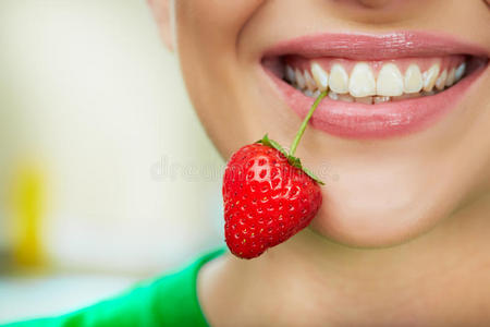 草莓嘴唇。