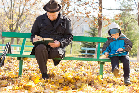 祖父和孙子在阳光下读书图片