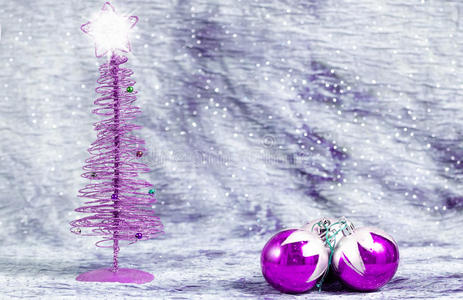 银色背景的紫色圣诞装饰品