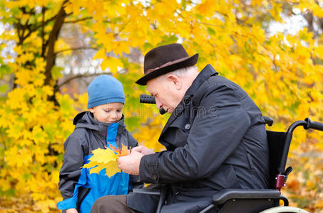老年残疾人在户外和孙子玩耍图片