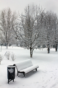 公园里被雪覆盖的长凳