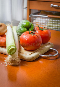 厨房菜板上的新鲜蔬菜
