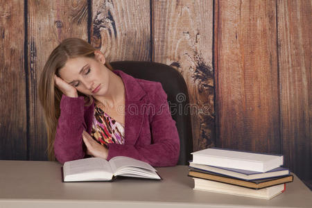 女夹克办公室书籍睡觉