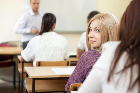 上课的女学生