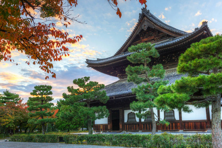 在秋天的季节京都的佛教寺院