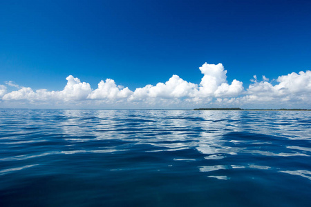 白云在蔚蓝的天空，在平静的海面