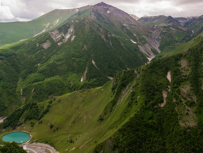 高加索山脉。格鲁吉亚。斯瓦涅季。徒步旅行的方式