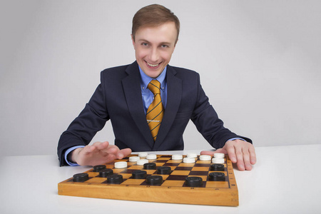 白人男子使移动的跳棋游戏中