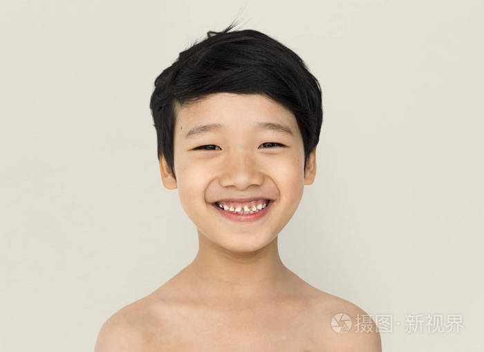 光着膀子的亚洲男孩