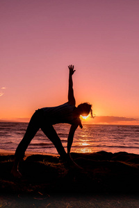 在茂宜岛日落瑜伽