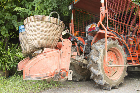 关闭了肮脏的橙色农用拖拉机轮子