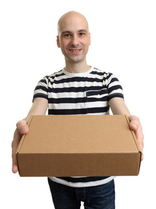微笑送货的男子拿着一盒