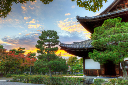 在秋天的季节京都的佛教寺院