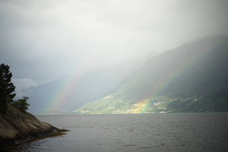 彩虹之上在挪威峡湾