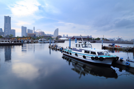 滨海湾夜间在横滨市的视图