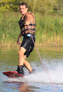 快乐的帅哥 wakesurfing