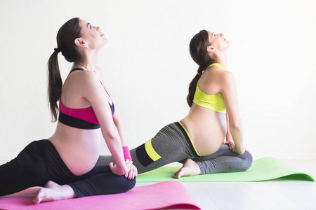 两个年轻孕妇做健身运动