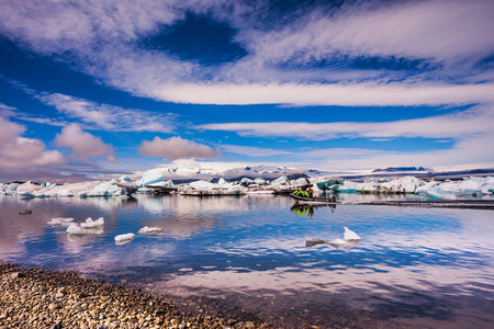 在 Jokulsarlon 的光滑水船与人