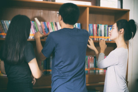 亚洲女学生选择抱着书在图书馆