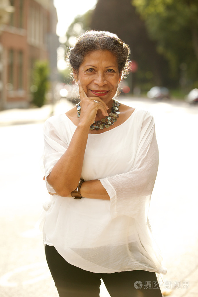 街上漂亮的中年妇女