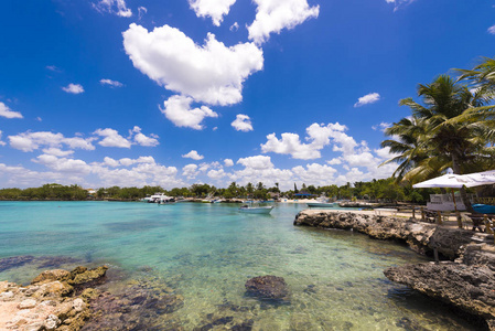 在 Bayahibe 住宿 多米尼加共和国的石岸上的视图。复制文本的空间