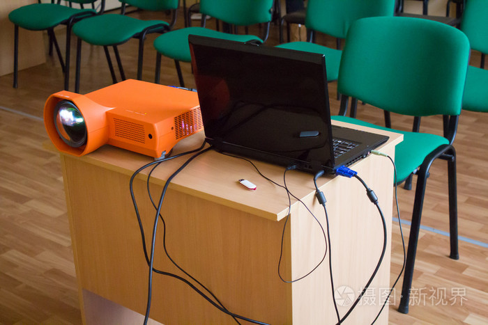 照片 教室里的多媒体投影机.准备演示文稿.jpg