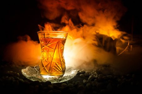 土耳其阿塞拜疆在传统太阳镜和黑色背景灯和烟壶茶。Armudu 传统杯