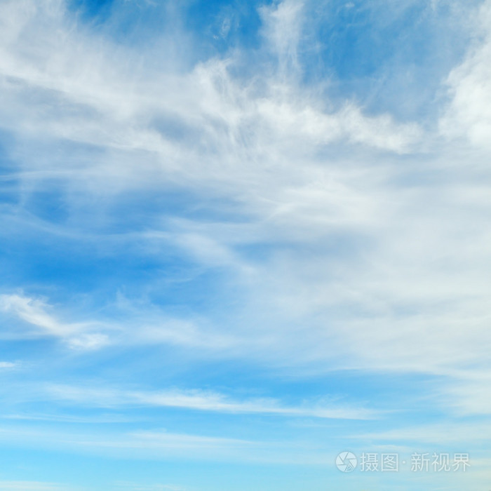蓬松在蓝蓝的天空中的云彩