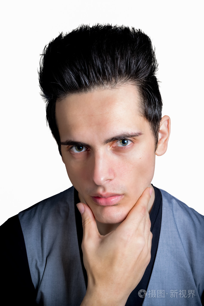 用手托住下巴黑发绿眼男