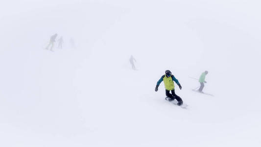 滑雪者在浓雾中