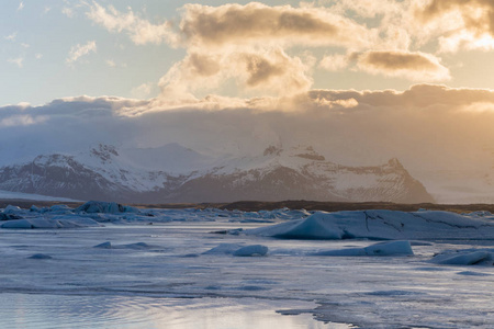 Jakulsarlon 冬季季节泻湖，冰岛落日