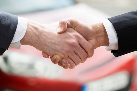 销售员与客户端握手照片